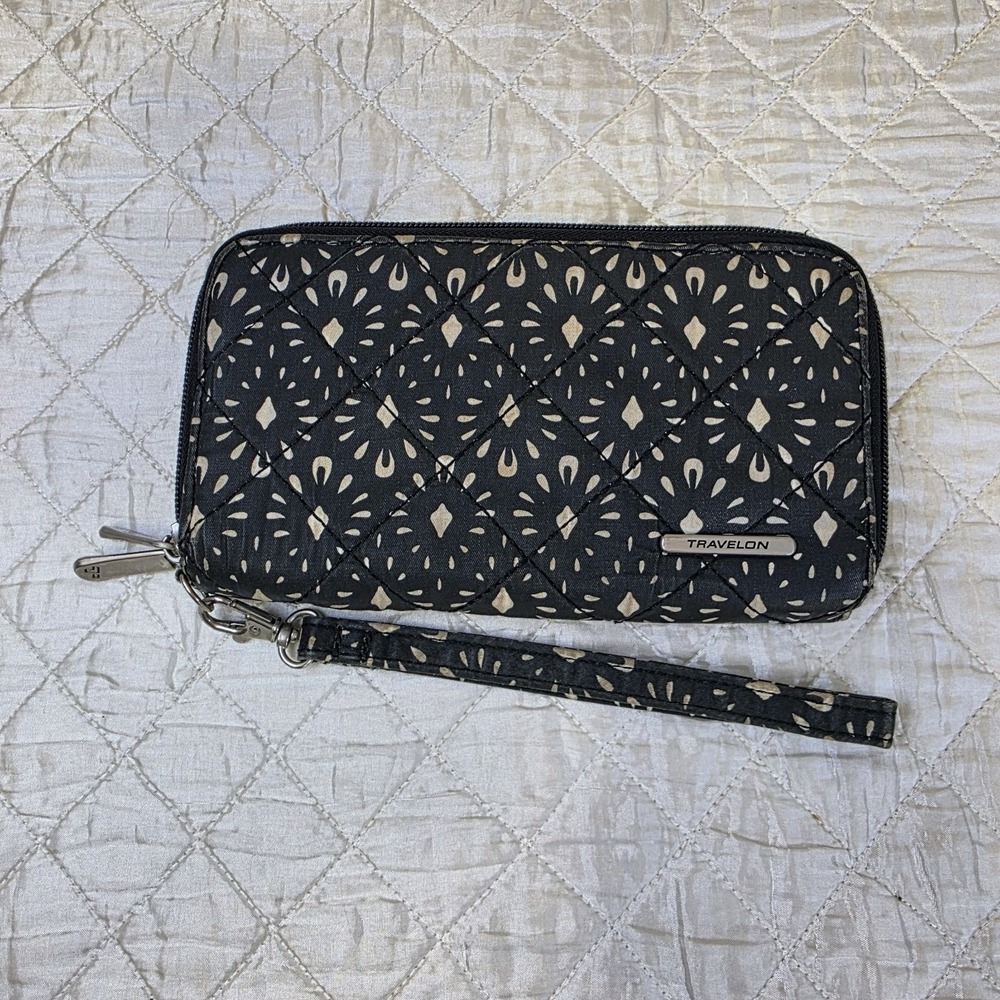 Travelon Zip Around Wallet Wristlet Womens Geometric Print Black Beige Vacation